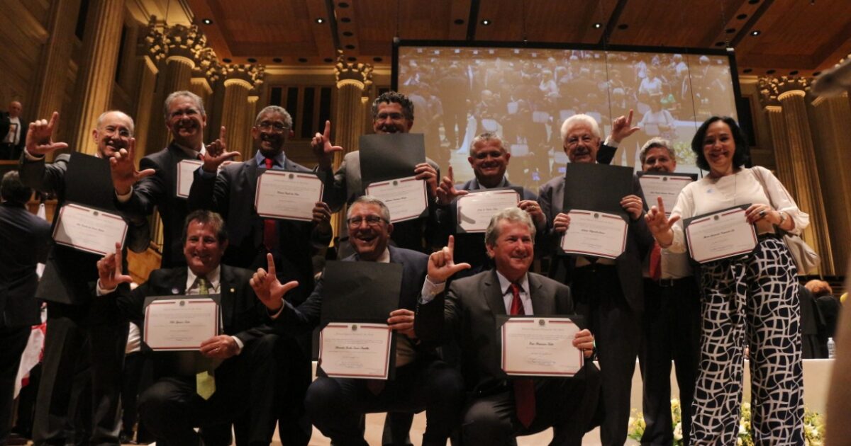 Deputados do PT pelo Brasil são diplomados com sinal de “Lula livre”