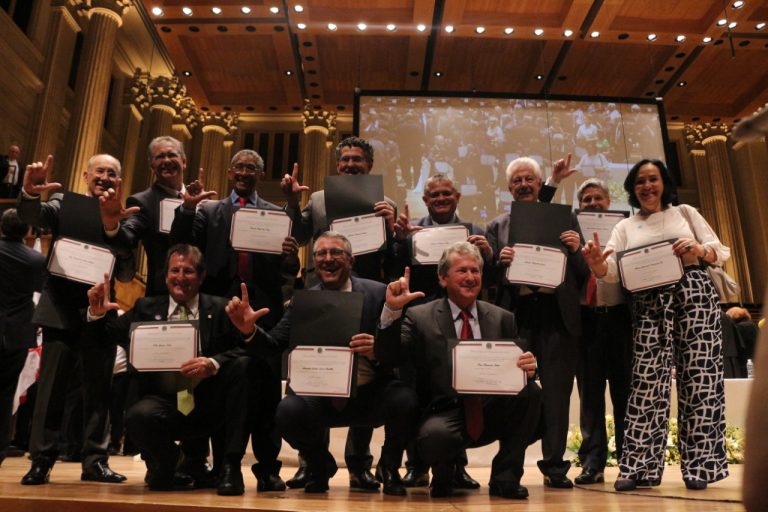 Deputados do PT pelo Brasil são diplomados com sinal de “Lula livre”