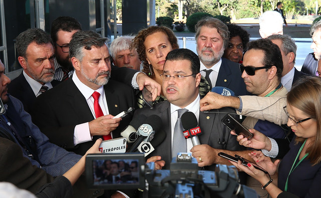 Parlamentares de diferentes posições ideológicas condenam tentativa de transferência de Lula para São Paulo