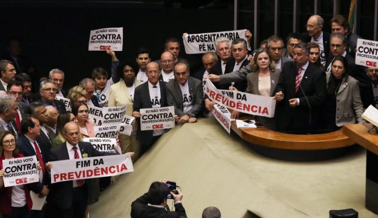 Liberação de R$ 3 bi para emendas garante aprovação de texto-base da reforma em 2º turno; PT vota contra