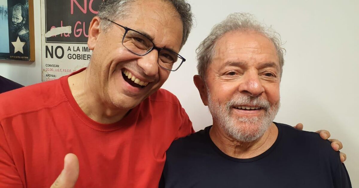 Após 480 dias de prisão criminosa, Lula retorna nos braços povo!