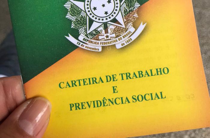 Carteira verde amarela de Bolsonaro é mina de dinheiro para o governo