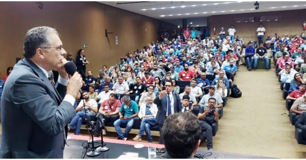 Em plenário, petistas lutam contra a privatização da água