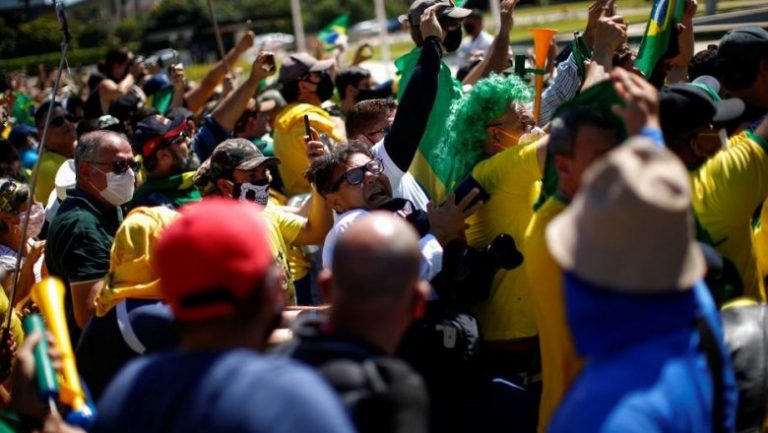 Bolsonaro volta a atacar instituições do País, desprezando a vida