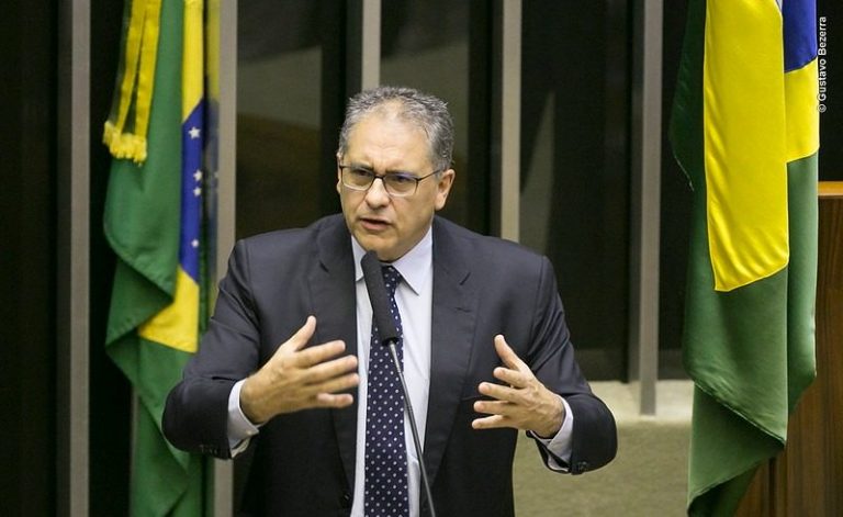 Bolsonaro está vendendo Petrobras aos pedaços, denuncia Zarattini