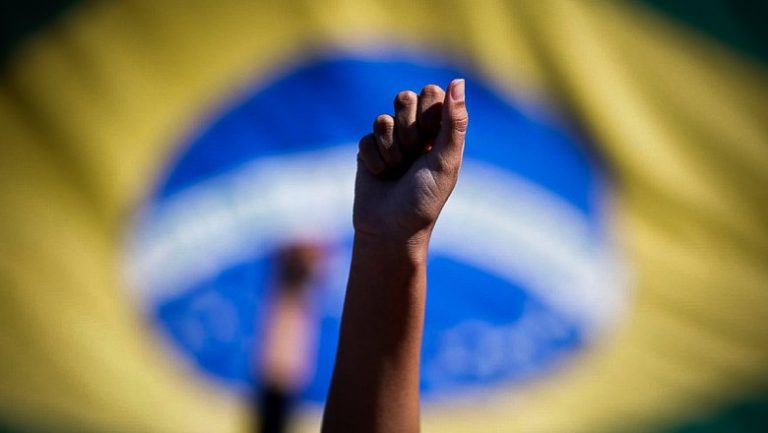 Em Brasília: “Recua fascista, recua, o poder popular está na rua”