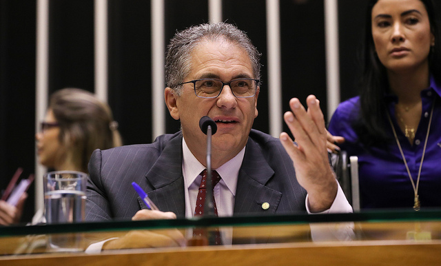 Bolsonaro e Guedes não se entendem e crise econômica se agrava