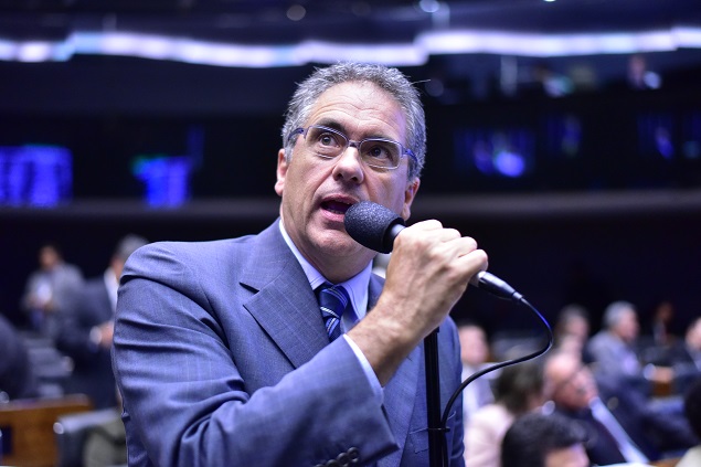 “Criminosa a decisão de Bolsonaro de reduzir para R$ 300 o auxílio emergencial”, afirmou Zarattini.