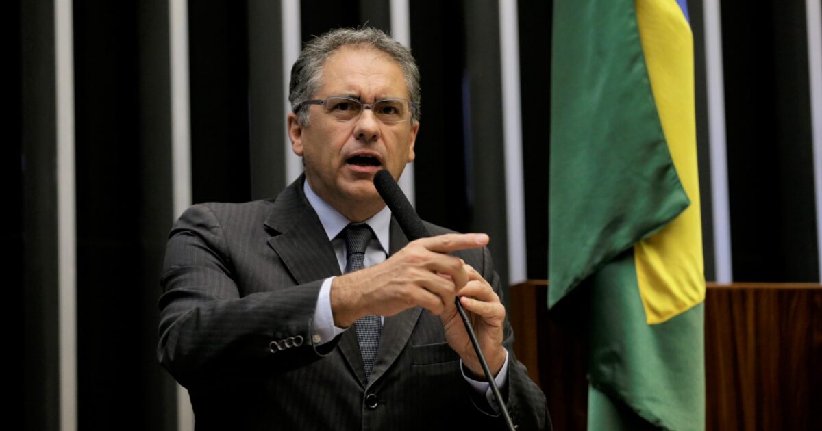 Bolsonaro quer acabar com aumento real de piso salarial dos professores, denuncia Zarattini