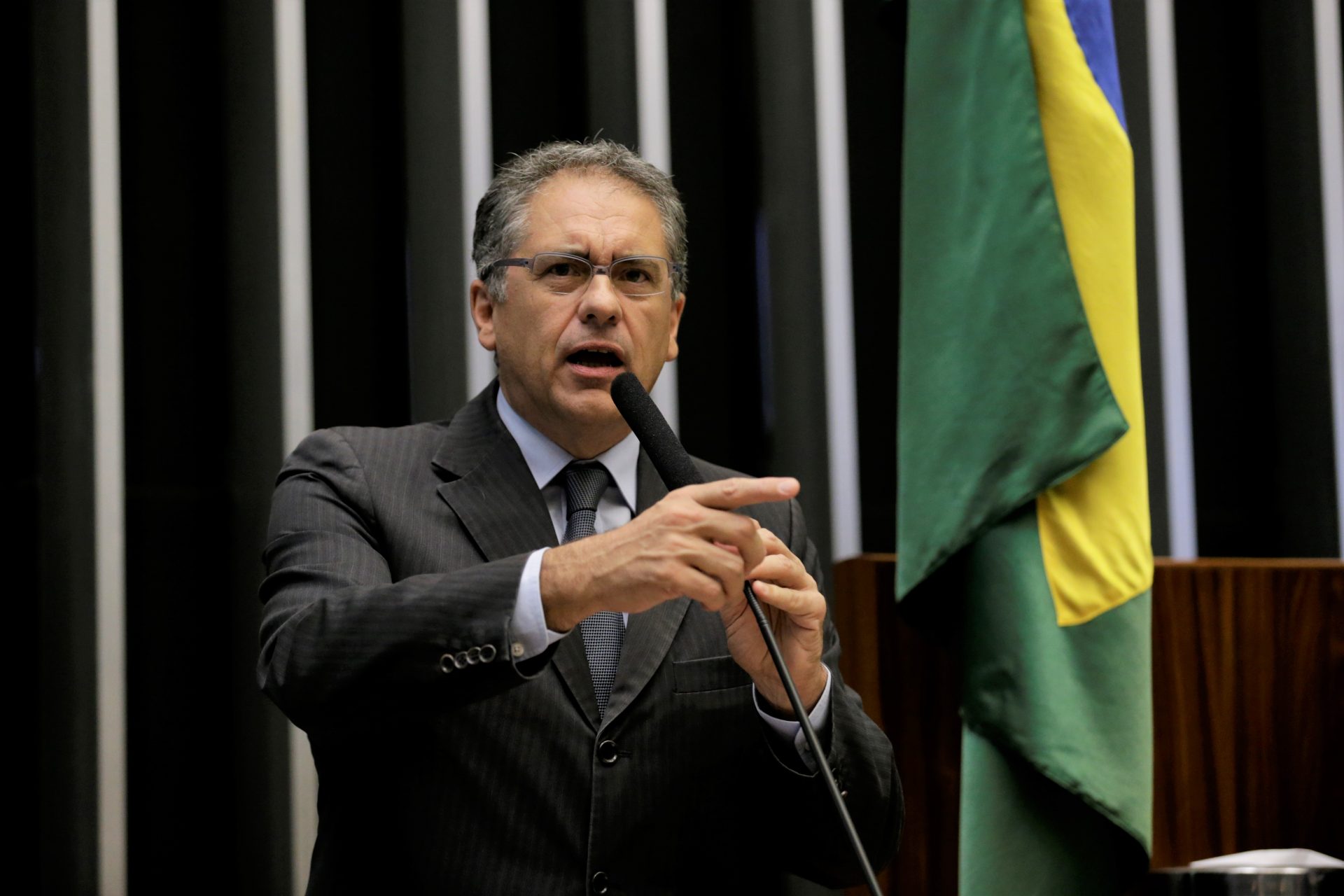 Zarattini convoca ministro Heleno para explicar o uso da Abin em defesa do filho de Bolsonaro