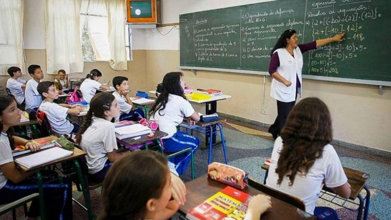 Bolsonaristas transferem recursos do Fundeb para iniciativa privada; petistas esperam que Senado reverta esse golpe