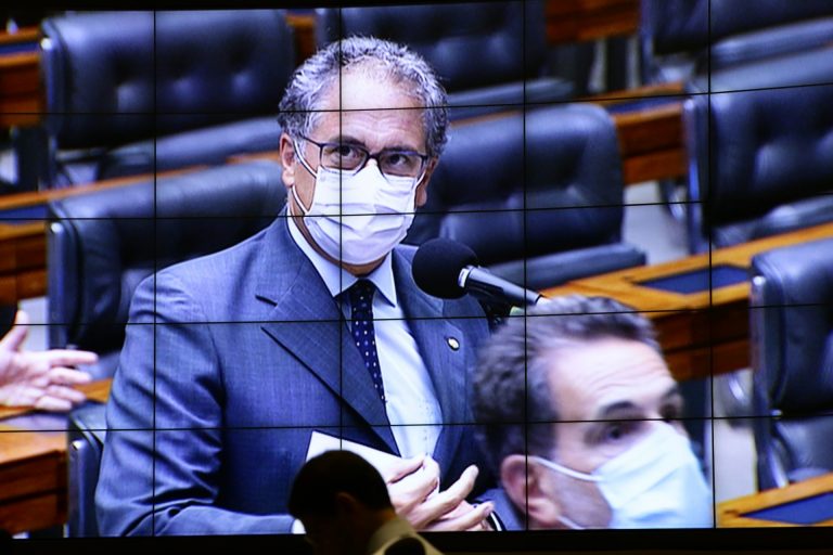 Câmara dos Deputados aprova projeto que amplia o limite de pontos na Carteira Nacional de Habilitação (CNH) de 20 para 40.