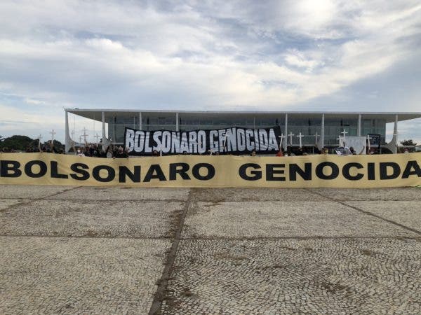 Manifestantes fazem novo protesto “Bolsonaro genocida” em frente ao Palácio do Planalto