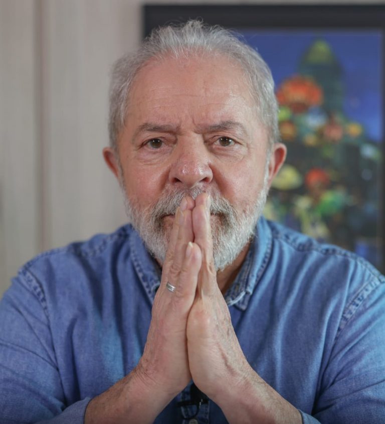 “Brigar por liberdade é brigar para que todo mundo tenha acesso à vacina”, diz Lula em entrevista