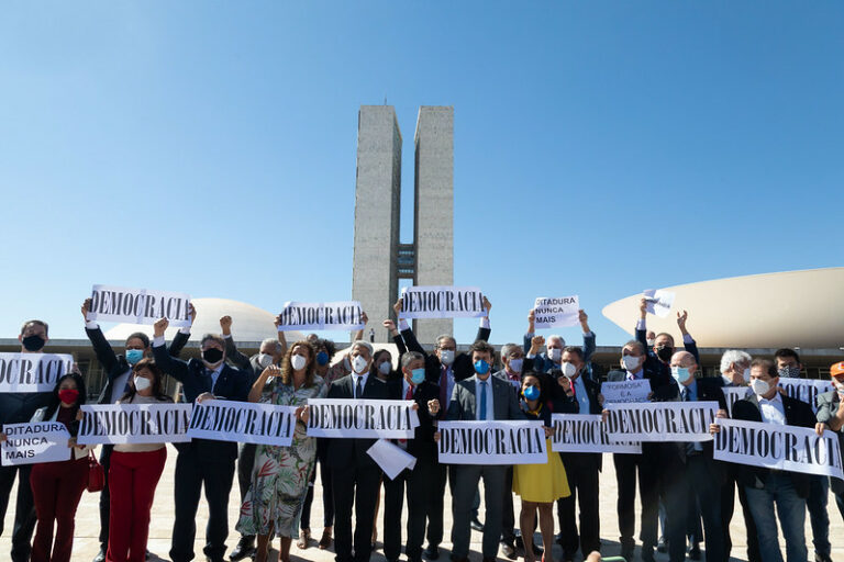 Oposição critica desfile militar fora de época de Bolsonaro e reafirma compromisso na derrubada do voto impresso