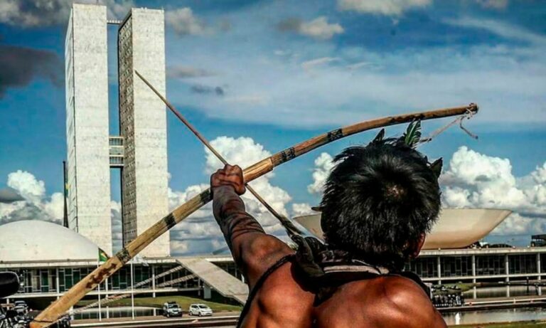Indígenas protestam em Brasília contra medidas que dificultam demarcação de terras