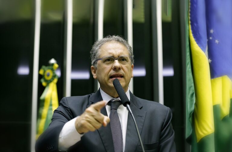 Carlos Zaratini: Bolsonaro joga o povo brasileiro no desemprego e fome, enquanto os bancos aumentam os lucros em 100%