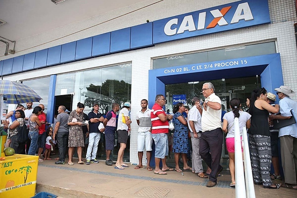 Insegurança sobre o Auxílio Brasil provoca filas em todo país