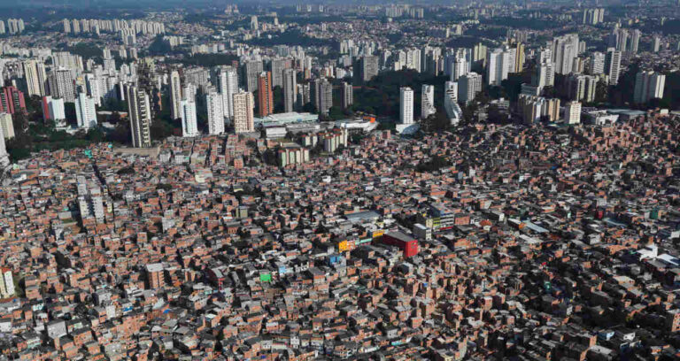 Fora do orçamento de Bolsonaro, população vulnerável agoniza sem moradia