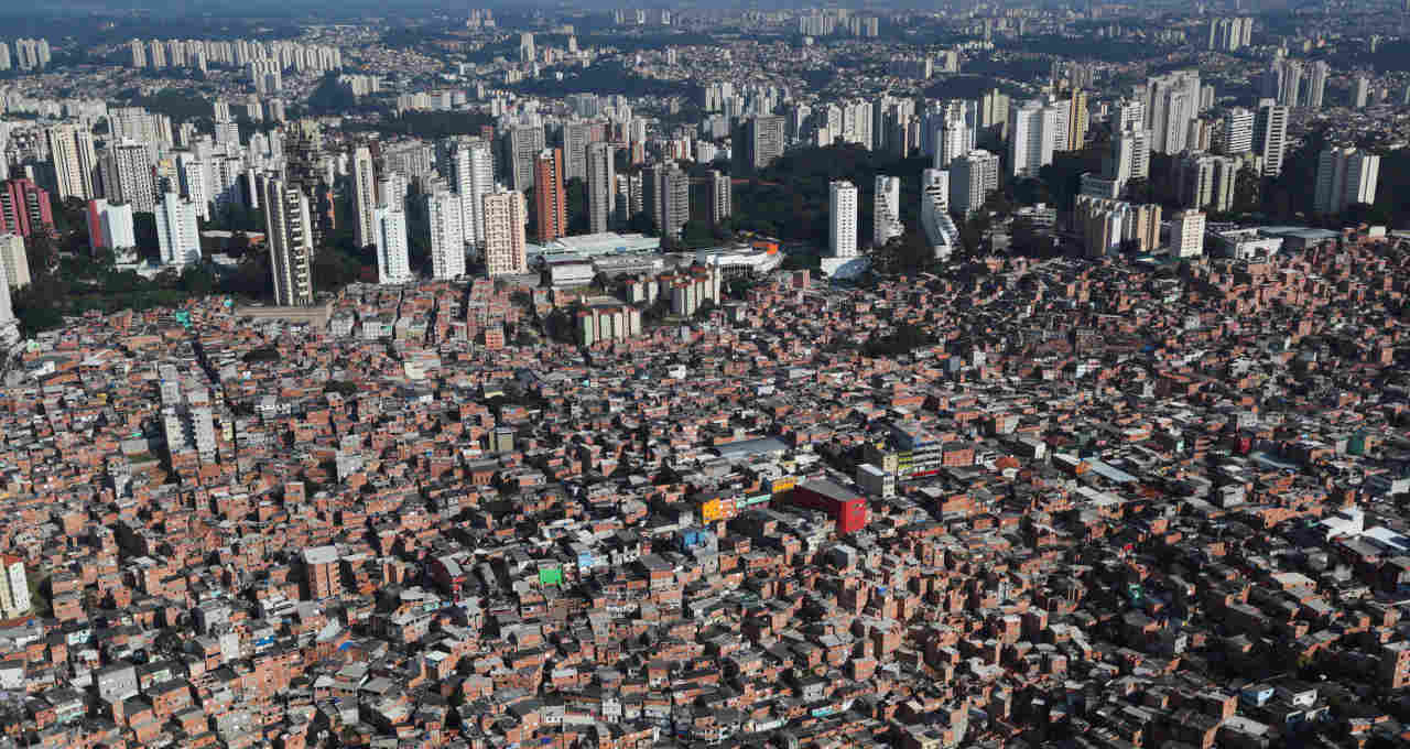 Fora do orçamento de Bolsonaro, população vulnerável agoniza sem moradia