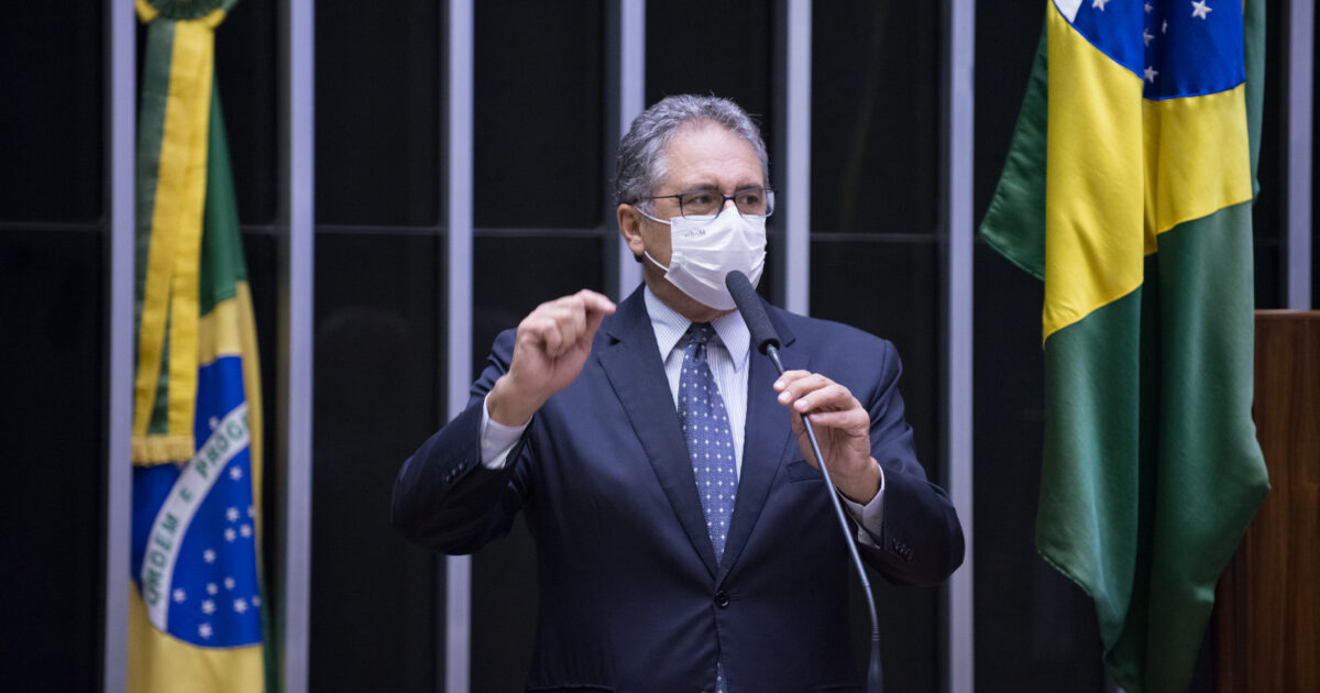 Auxílio Gás: Bolsonaro se gaba com sanção de projeto do PT e aproveita para atacar isolamento social
