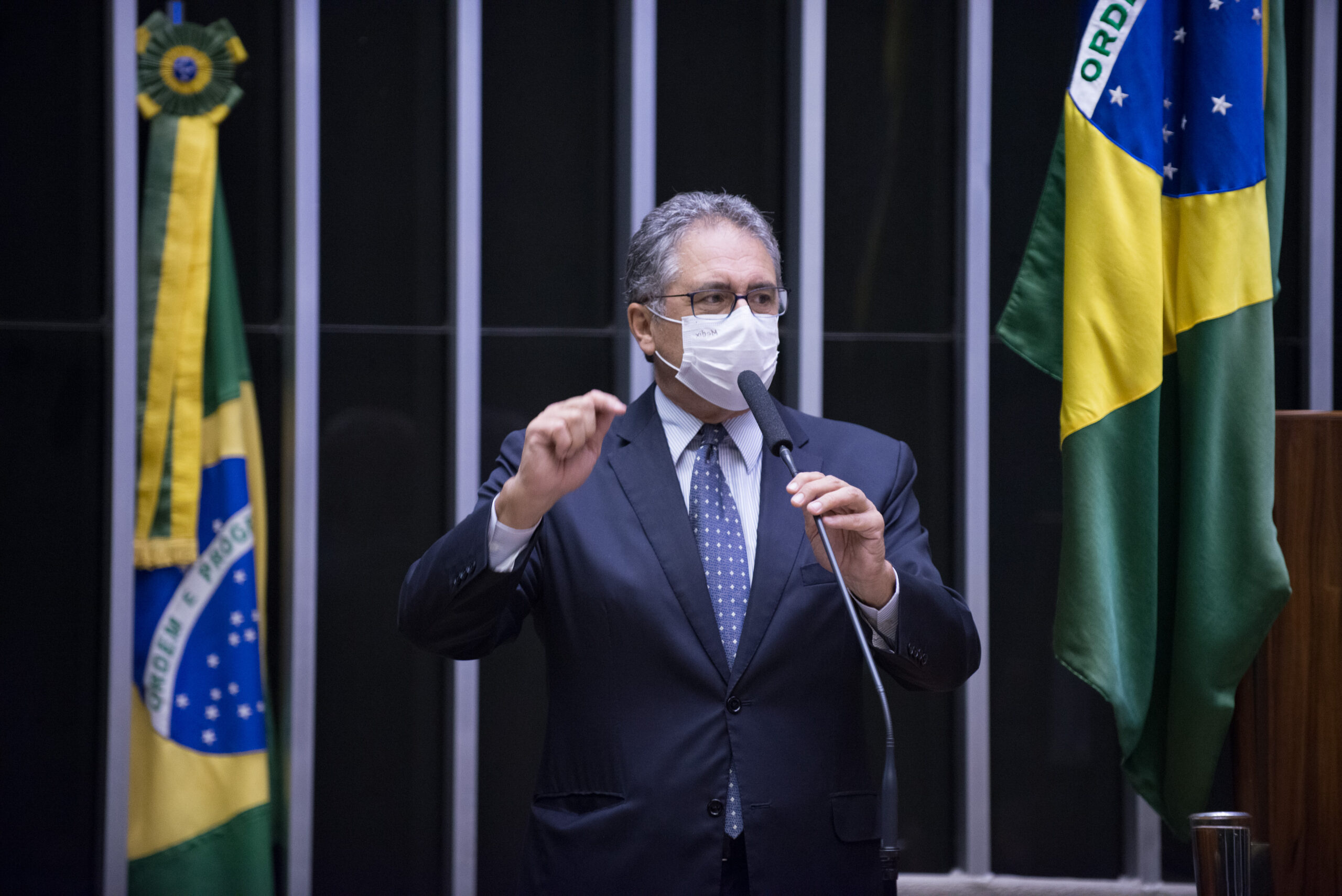 “Mais uma fake news de Bolsonaro: governo não precisa dar calote nos precatórios para pagar auxílio para o povo”, denuncia Zarattini