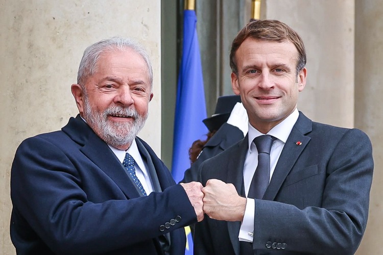 Lula é recebido pelo presidente da França, Emmanuel Macron