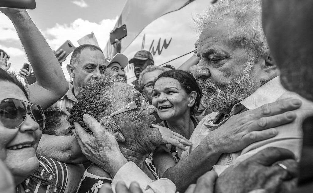 Classe média, que ascendeu com Lula, despenca na gestão de Bolsonaro