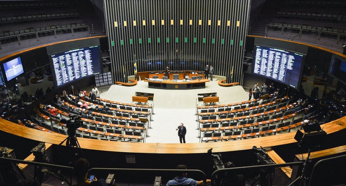 Com o voto do PT, plenário rejeita urgência para projeto bolsonarista que ataca movimentos sociais e cria polícia política