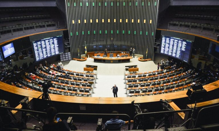 Com o voto do PT, plenário rejeita urgência para projeto bolsonarista que ataca movimentos sociais e cria polícia política