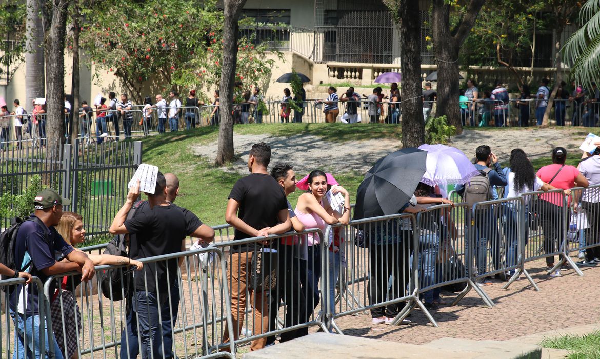 Com Bolsonaro, País encerra o ano em recessão, com desemprego crescente e com 14 milhões de famílias na pobreza extrema