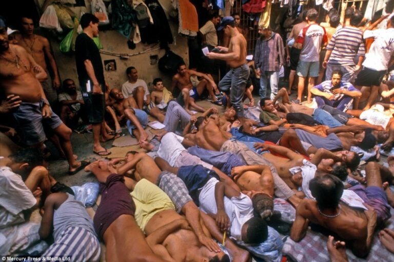 SUPERLOTAÇÃO DAS CADEIAS X REDUÇÃO DA MAIORIDADE PENAL