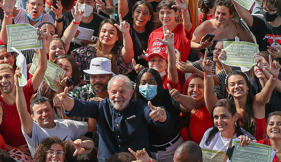 Lula defende voto jovem para ajudar a mudar a história do Brasil