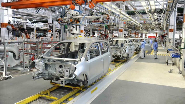 Sem política, nem investimento, Bolsonaro derruba produção industrial