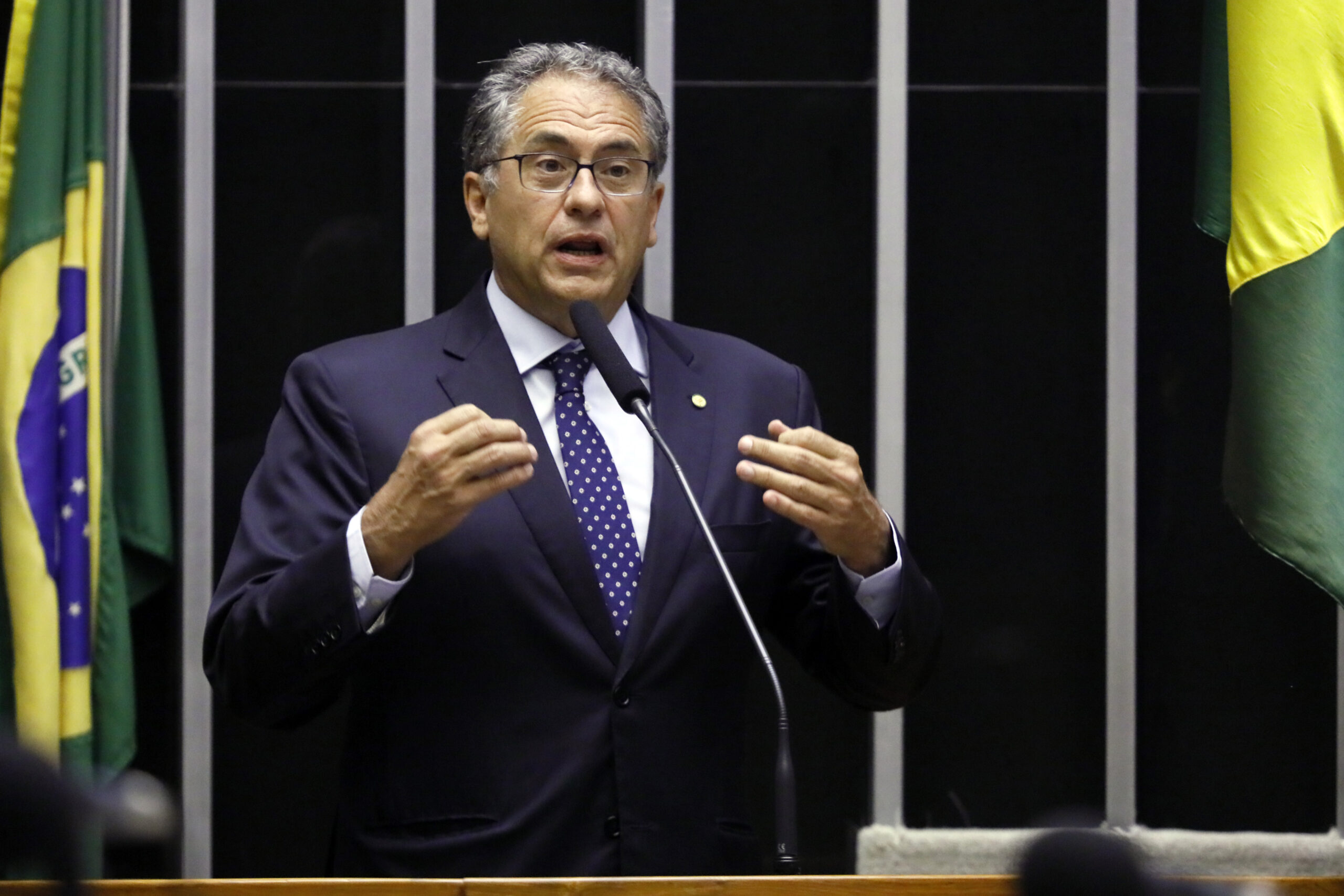 Zarattini denuncia as taxas de juros abusivas cobradas no Brasil