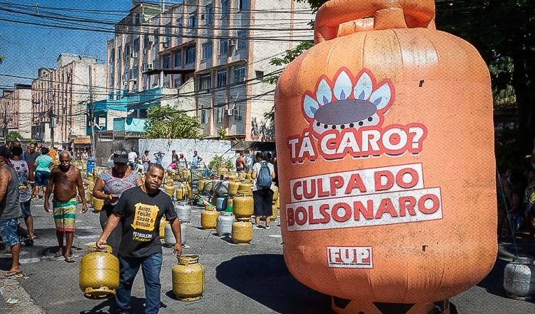 Bolsonaro explode renda das famílias com sucessivos aumentos do gás