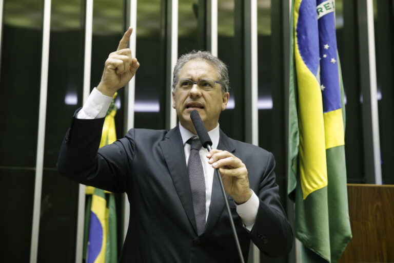 Governo faz manobra para aprovar PEC eleitoreira, alerta Zarattini