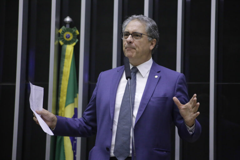 Bolsonaro quer aplicar calote com PEC eleitoreira; PT denuncia manobra do governo para tenta enganar o povo