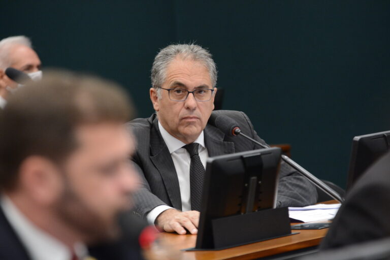 Zarattini cobra ampliação de auxílio caminhoneiro para todos os motoristas profissionais