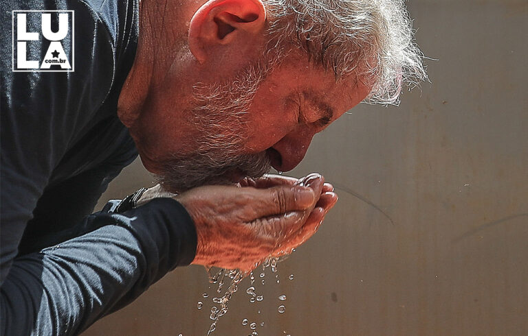 Lula revolucionou semiárido com construção de cisternas. Já Bolsonaro…