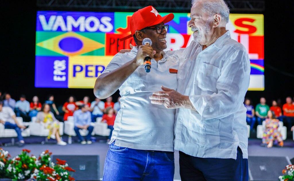 Ex-catador e ex-servente, médico formado pelo Prouni agradece a Lula durante ato em Olinda (PE)