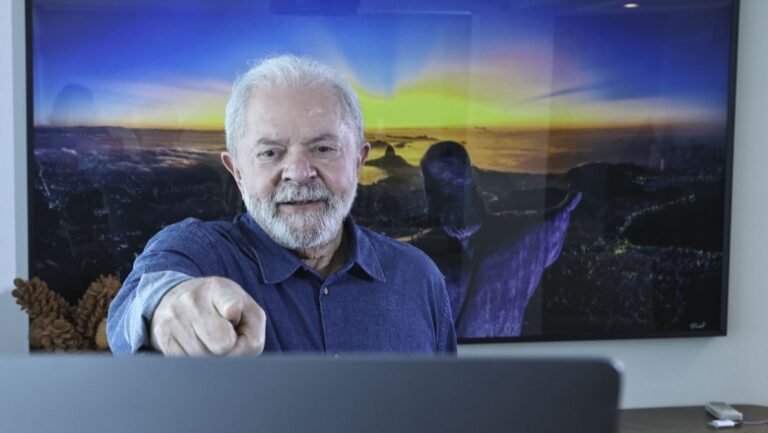 Lula: “Se o dinheiro chegar na sua conta, pegue e coma, senão o Guedes toma”