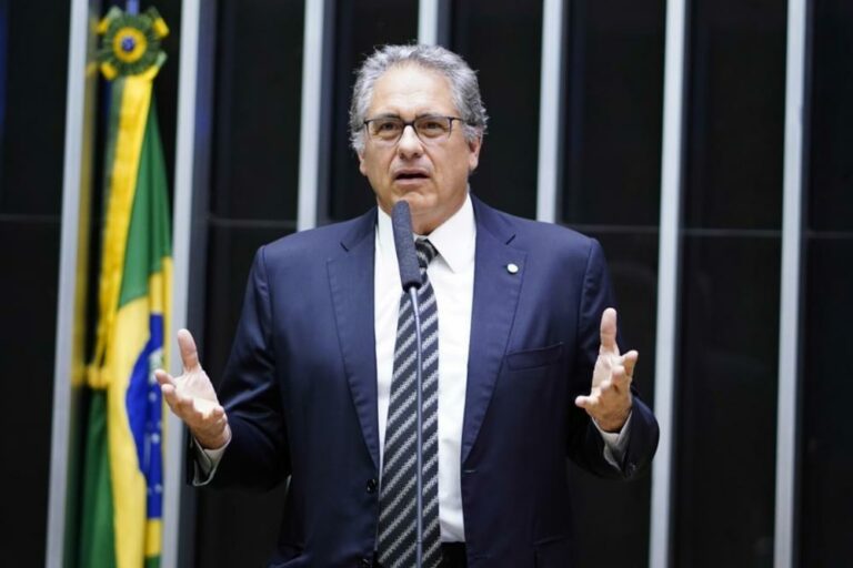 Zarattini denuncia Bolsonaro por tentativa de uso eleitoral das Forças Armadas no desfile de Sete de Setembro