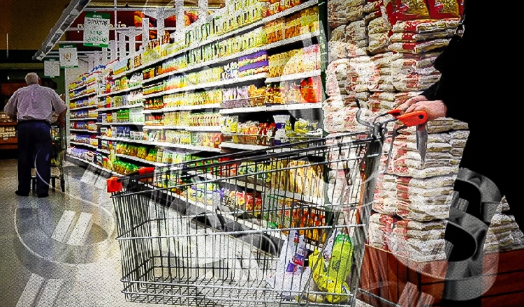 Inflação de Guedes faz brasileiro deixar produtos básicos no supermercado
