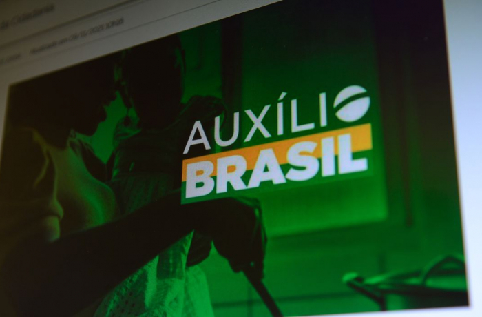 61% dos brasileiros dizem que aumento no Auxílio-Brasil e vale-gás é eleitoreiro