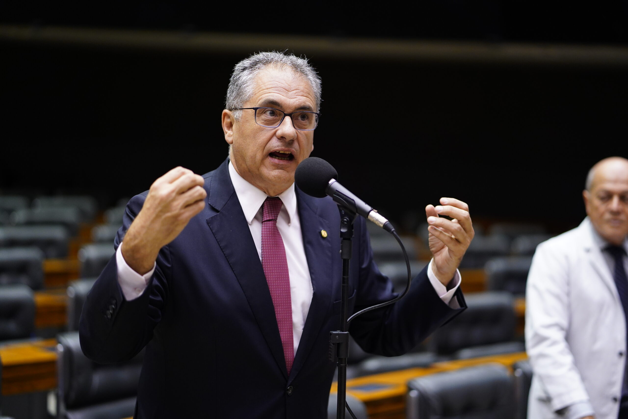 Bolsonaristas tentam impedir votação da PEC do Bolsa Família na Câmara, denuncia Zarattini