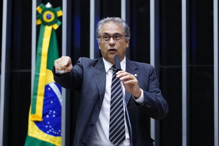 Petistas querem mudar artigo que trata de Forças Armadas na Constituição