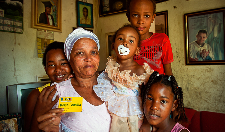 Bolsa Família voltou: lembre o que o programa já fez pelo Brasil