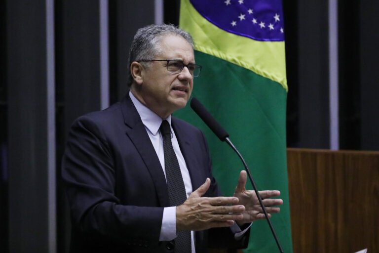 Presidente do BC sequestrou a política econômica do Brasil com as altas taxas de juros, acusa Zarattini