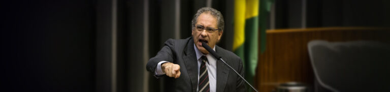CPMI do golpe vai punir culpados pelos ataques aos três Poderes em 8 de janeiro, anuncia Zarattini